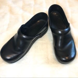 Dansko Black Leather Clog 45 Wide 11.5/12